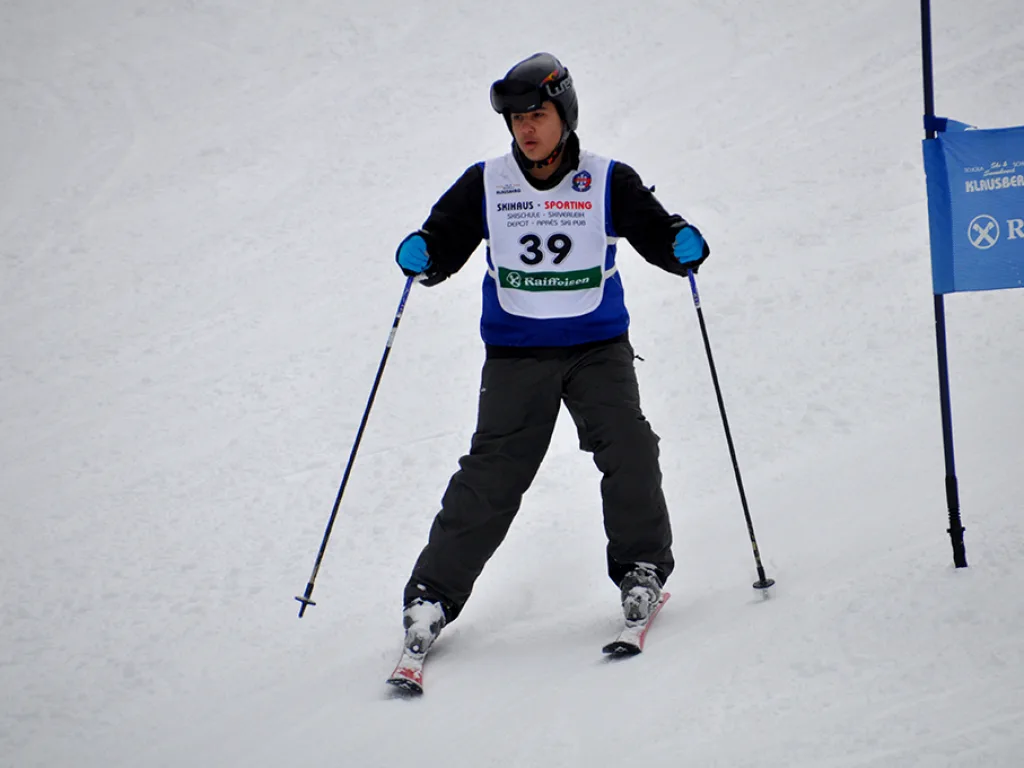 Skifahrer mit Startnummer 39 auf der Strecke.